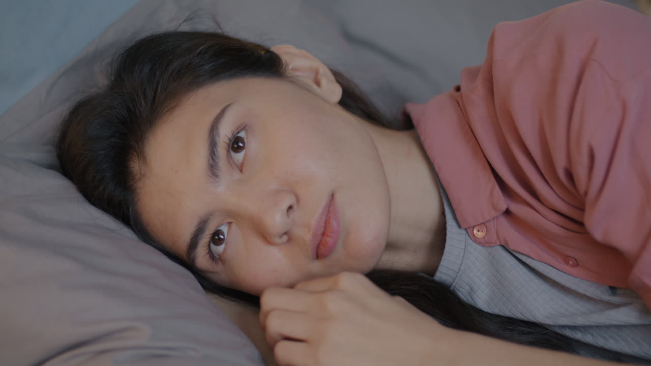 침대에서 자고 있는 여자