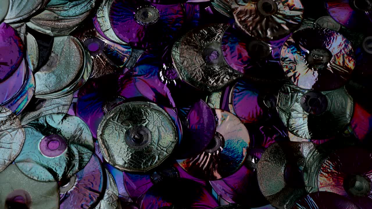 트 디스크는 강력한 뜨거운 불꽃 아래 녹는다.