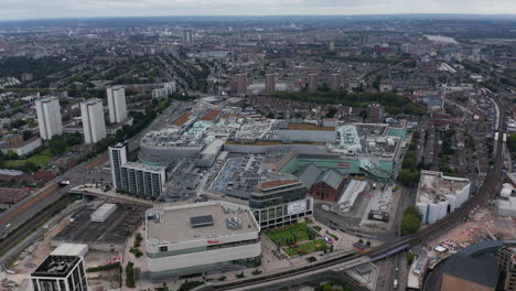 Vista-Panorámica-Aérea-Del-Enorme-Centro-Comercial-Moderno.-Barrios-Urbanos-De-Gran-Ciudad-En-Segundo-Plano.-Londres,-Reino-Unido