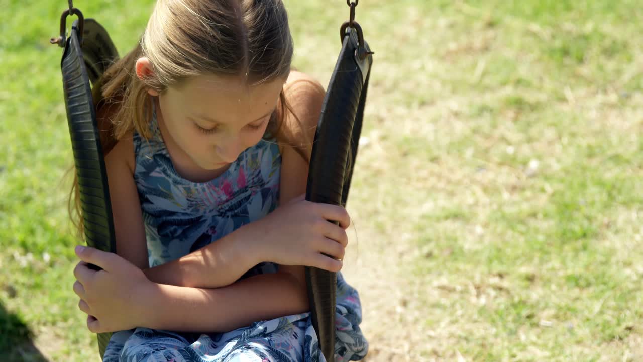 정원에서 스 ⁇ 에 앉아있는 소녀 4k