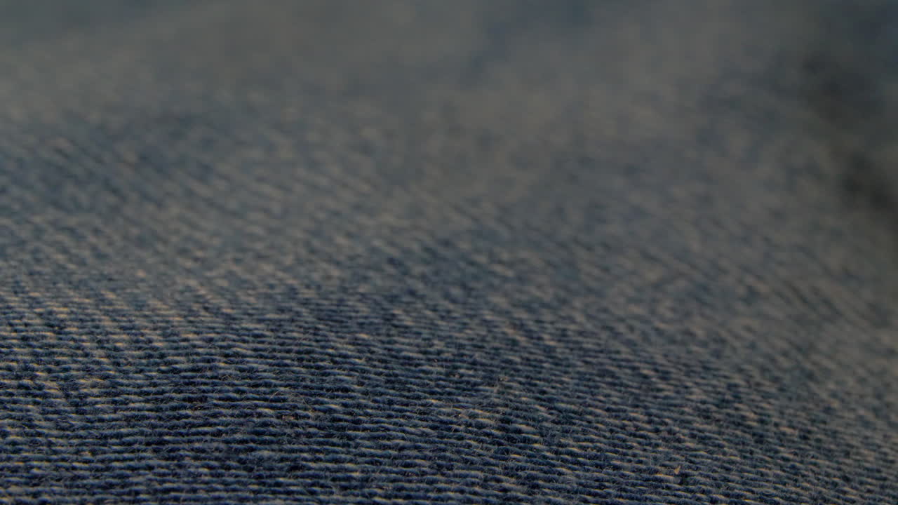 un patrón de textura de pantalones azules macro de agudo a borroso, filmado en 4k 60p 10bit, prores422, con grabador externo de átomos