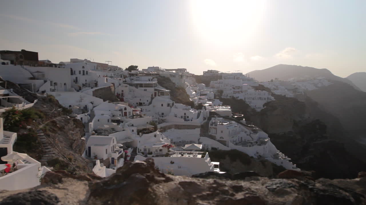 vista de la arquitectura tradicional cicládica construida villas de vacaciones en oia, santorini