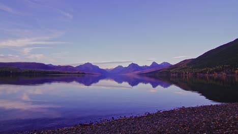 el lapso de tiempo de la puesta de sol en otoño en el lago mcdonald en montana