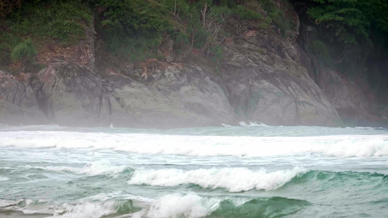 olas rompiendo en la orilla de la playa en phuket, tailandia