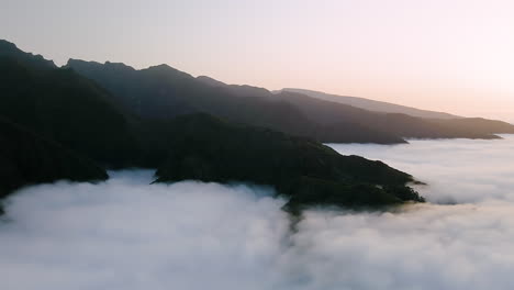 在日落時,馬德拉山脈高在天空,雲海 - - 空中拍攝