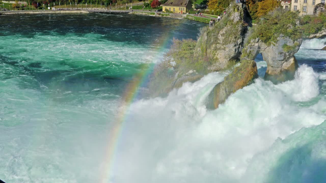 라인 강 폭포 (rhine falls) 는 스위스의 수리히 (zurich) 인 인디언 머 (indian summer) 에 있는 폭포이다.