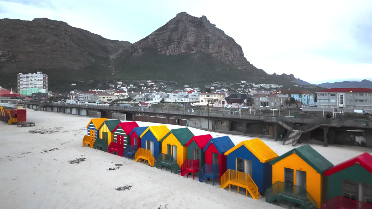 Förort till Muizenberg som visar upp de färgglada strandhytterna.