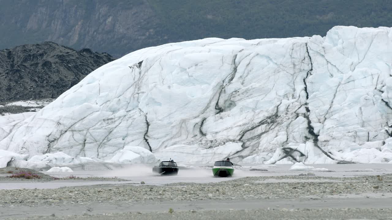 미국 알래스카의 빙하를 배경으로 강에서 제트 보트 - 보트 투어