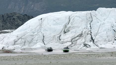 Lanchas-A-Reacción-En-El-Río-Con-Glaciares-De-Fondo-En-Alaska,-Estados-Unidos---Tour-En-Barco