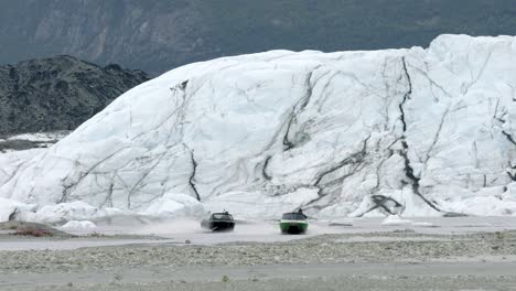 lanchas a reacción en el río con glaciares de fondo en alaska, estados unidos - tour en barco