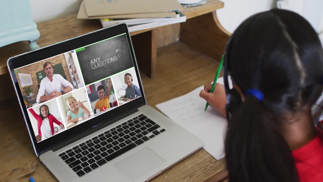 estudiante que usa una computadora portátil para una lección en línea en casa, con un maestro y una clase diversos en la pantalla