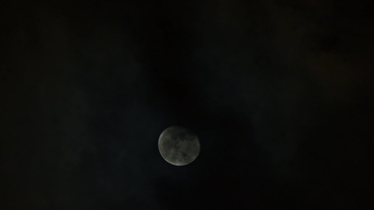 Lua através das nuvens à noite