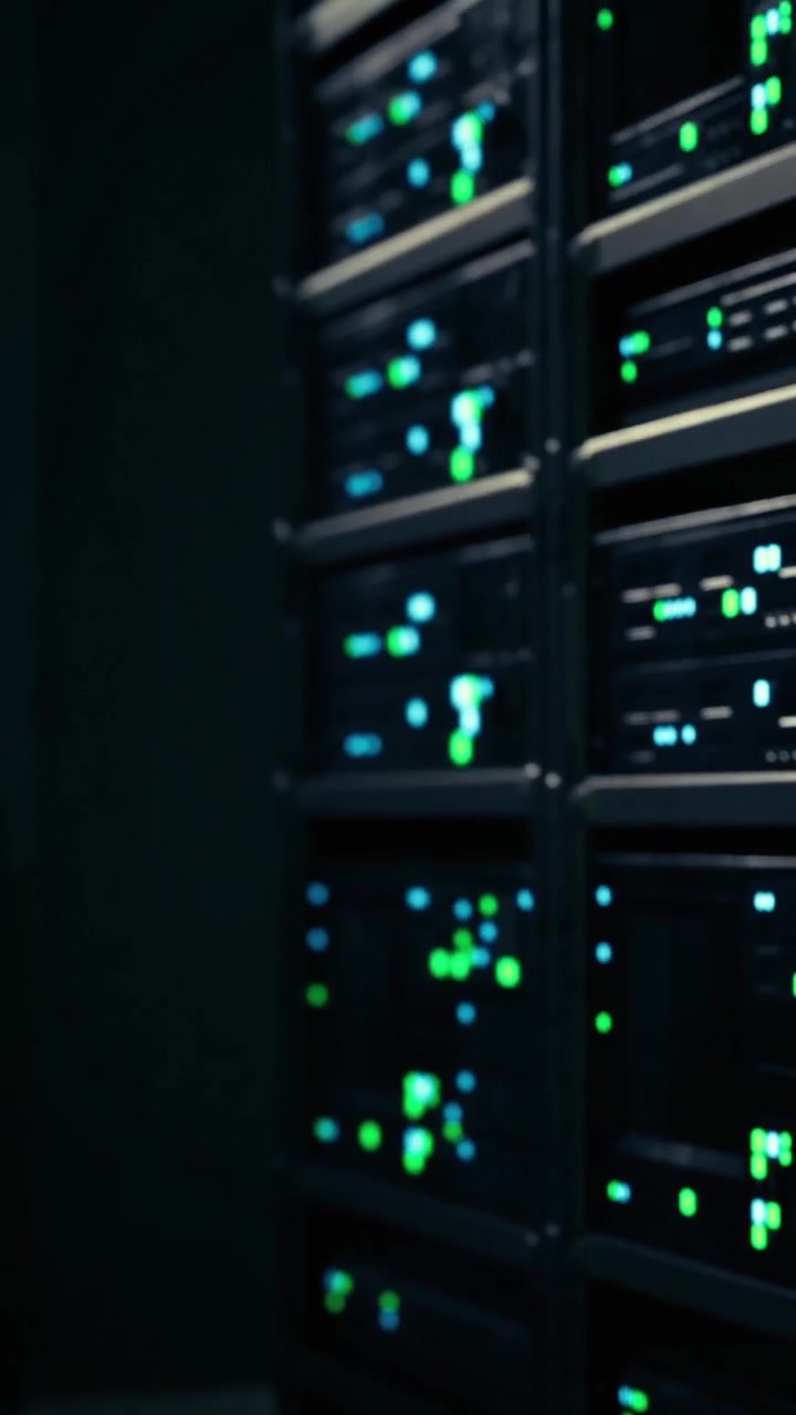 Data center con rack di server illuminati di notte.