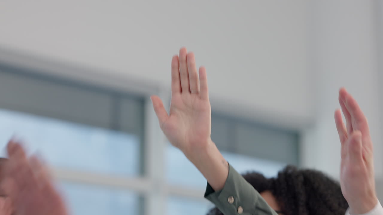 비즈니스 사람들, 손을 들고 지원을 위해 하이 파이브