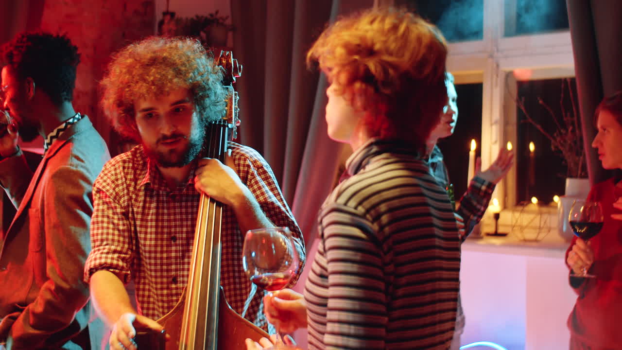 콘서트 후 파티에서 밴드의 음악가들과 대화하는 소녀들