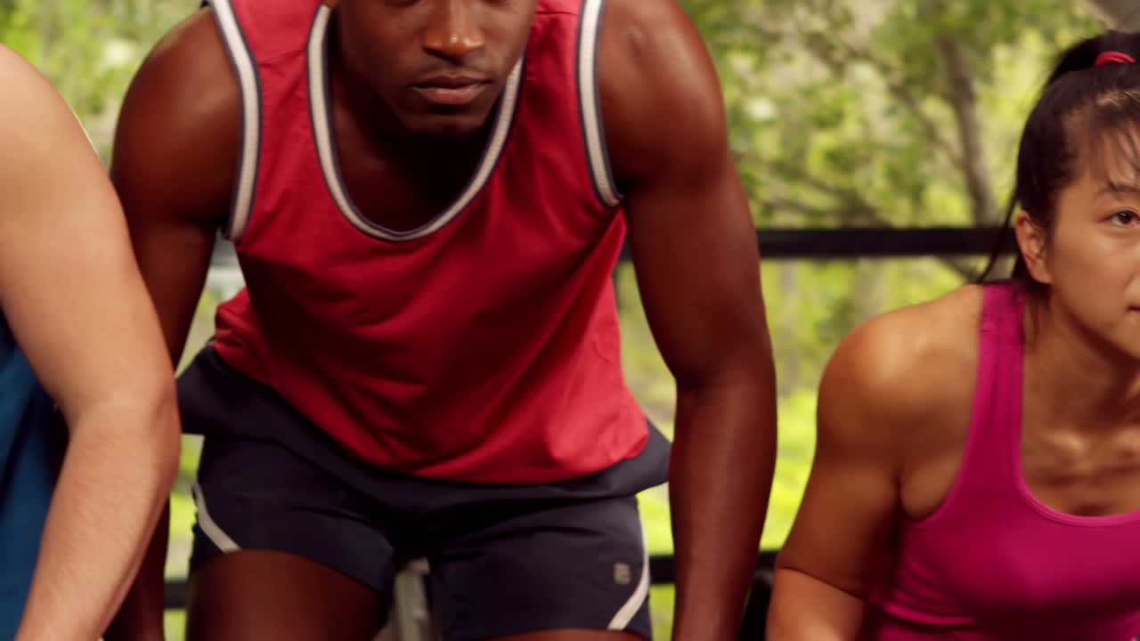 Konzentrierte Fitnessgruppe trainiert im Spinning-Kurs