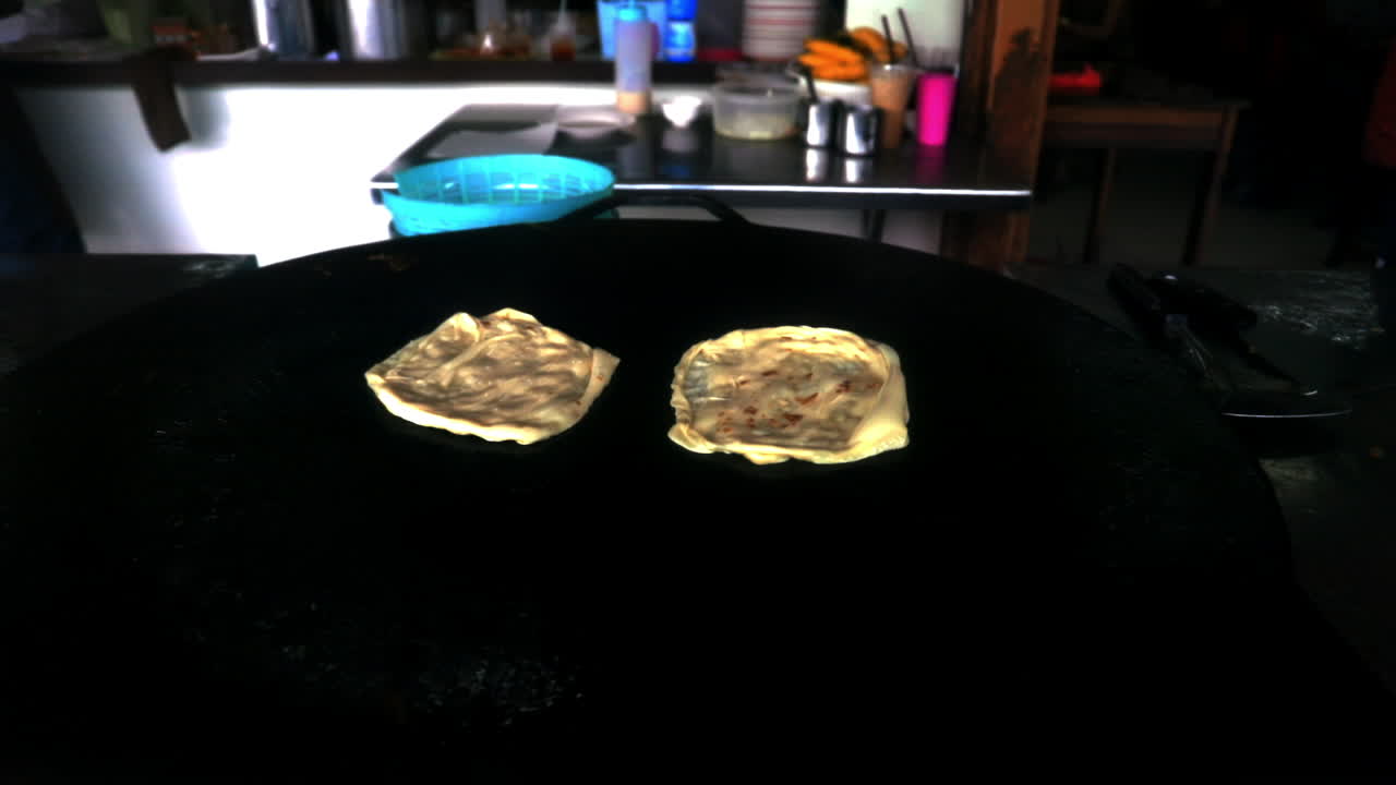 hombre haciendo comida en la calle en tailandia