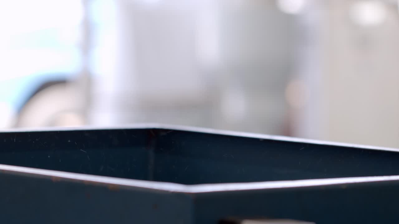 los residuos plásticos procesados se almacenan para su uso y venta futuros