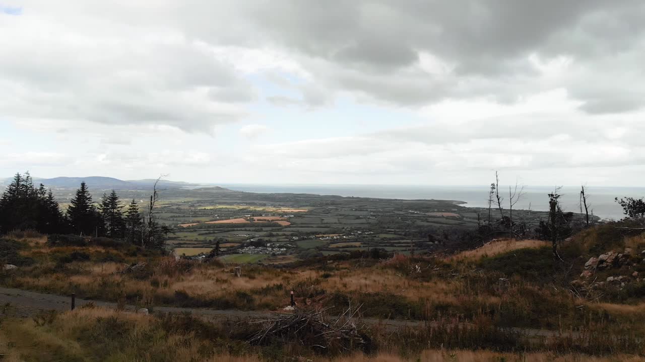 sobrevuelo de la colina de tara hacia gorey y el océano
