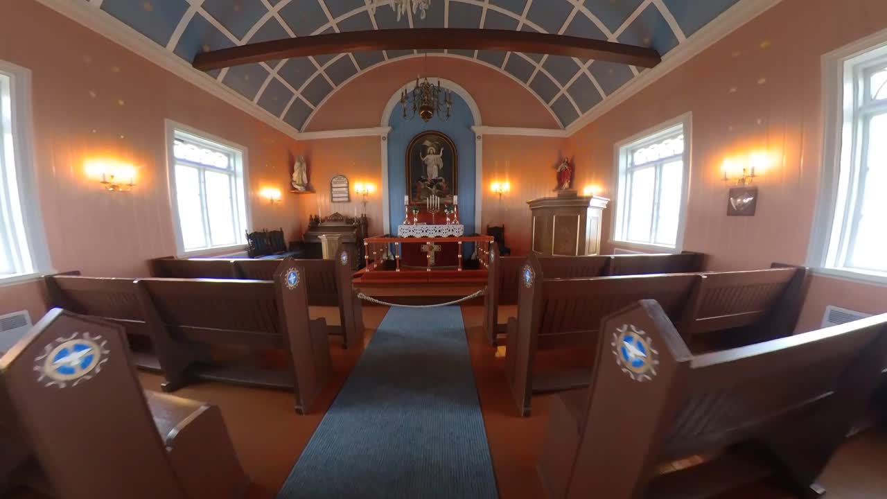 iglesia en el océano en islandia 4k