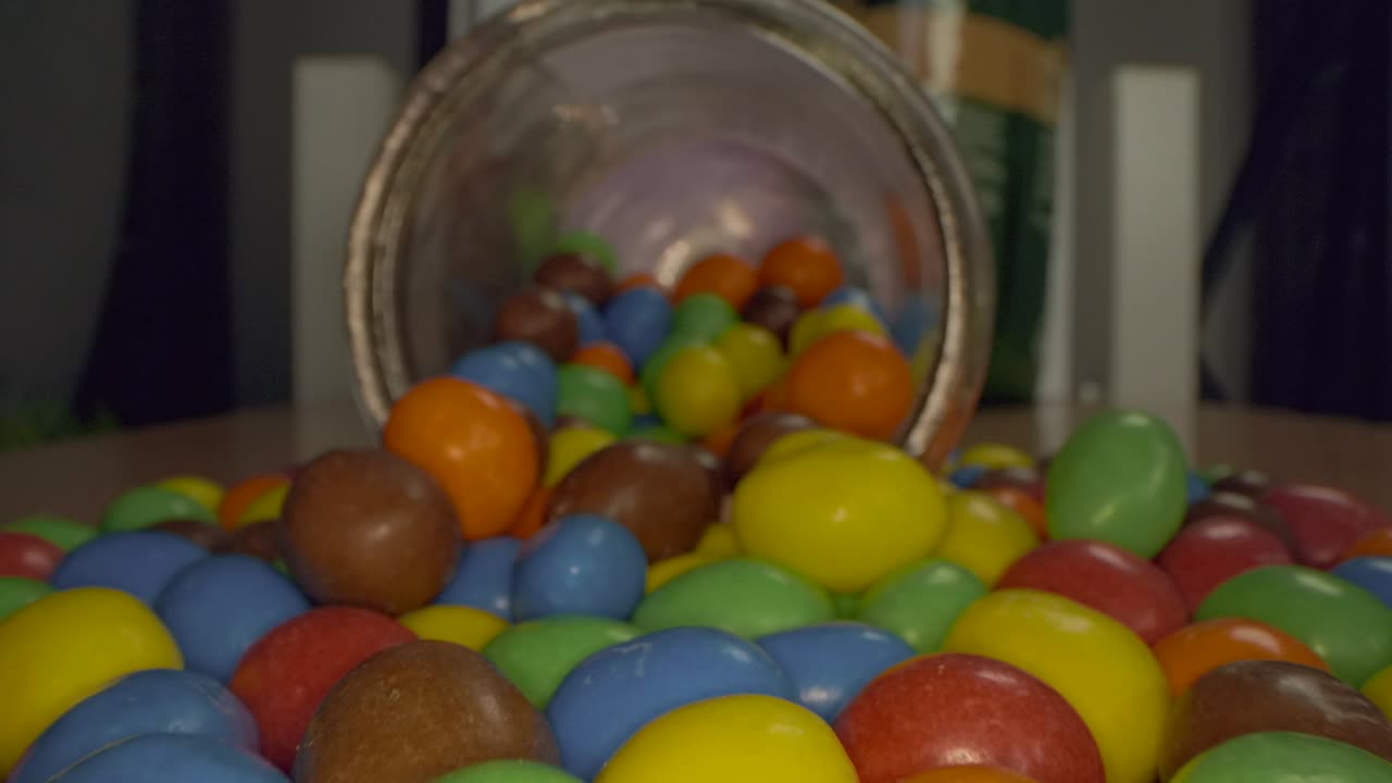 viaje de primer plano macro sobre una pila de caramelos de colores usando una nueva lente macro