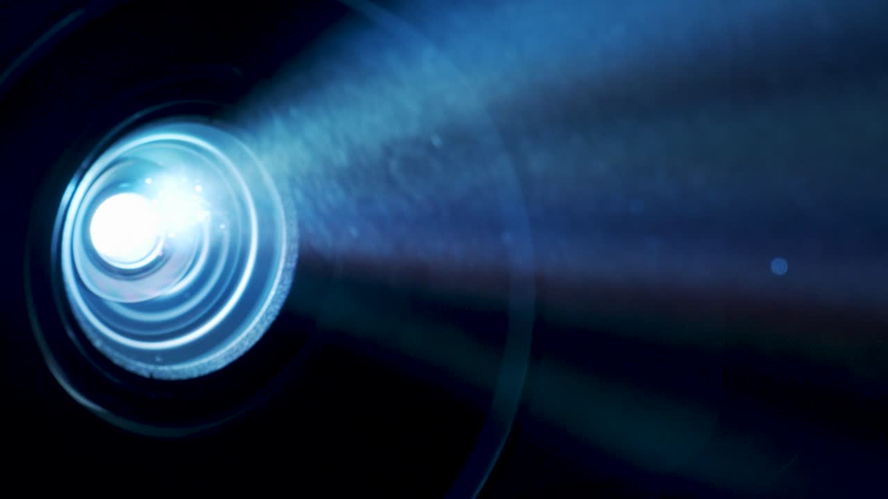 연기를 통해 비디오 프로젝터 빔