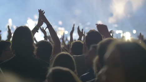 Menschen-Klatschen-Beim-Großen-Popkonzert-In-Die-Hände