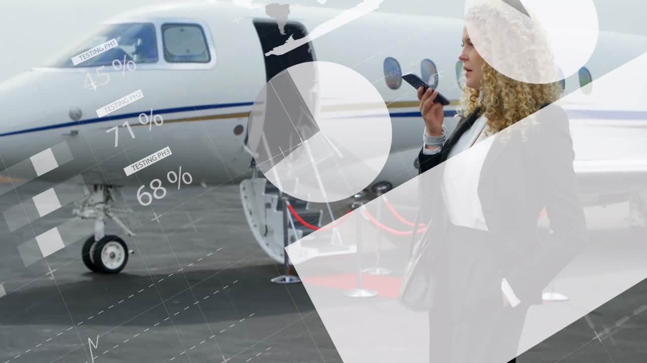 Empresaria levantando un smartphone, activando finanzas, superposiciones de datos de vuelo, gráficos de monitoreo e indicadores.