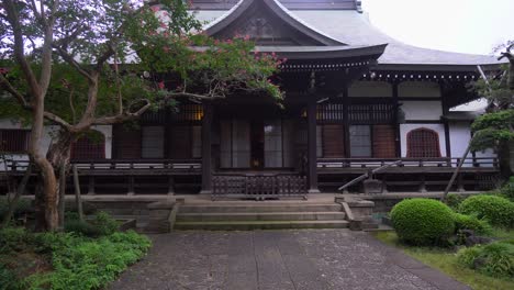 Die-Hauptgebäude-Der-Buddhistischen-Tempel-In-Japan-Sind-Von-Wunderschönen-Gartengestaltungen-Und-Auch-In-Ihrer-Architektur-Umgeben
