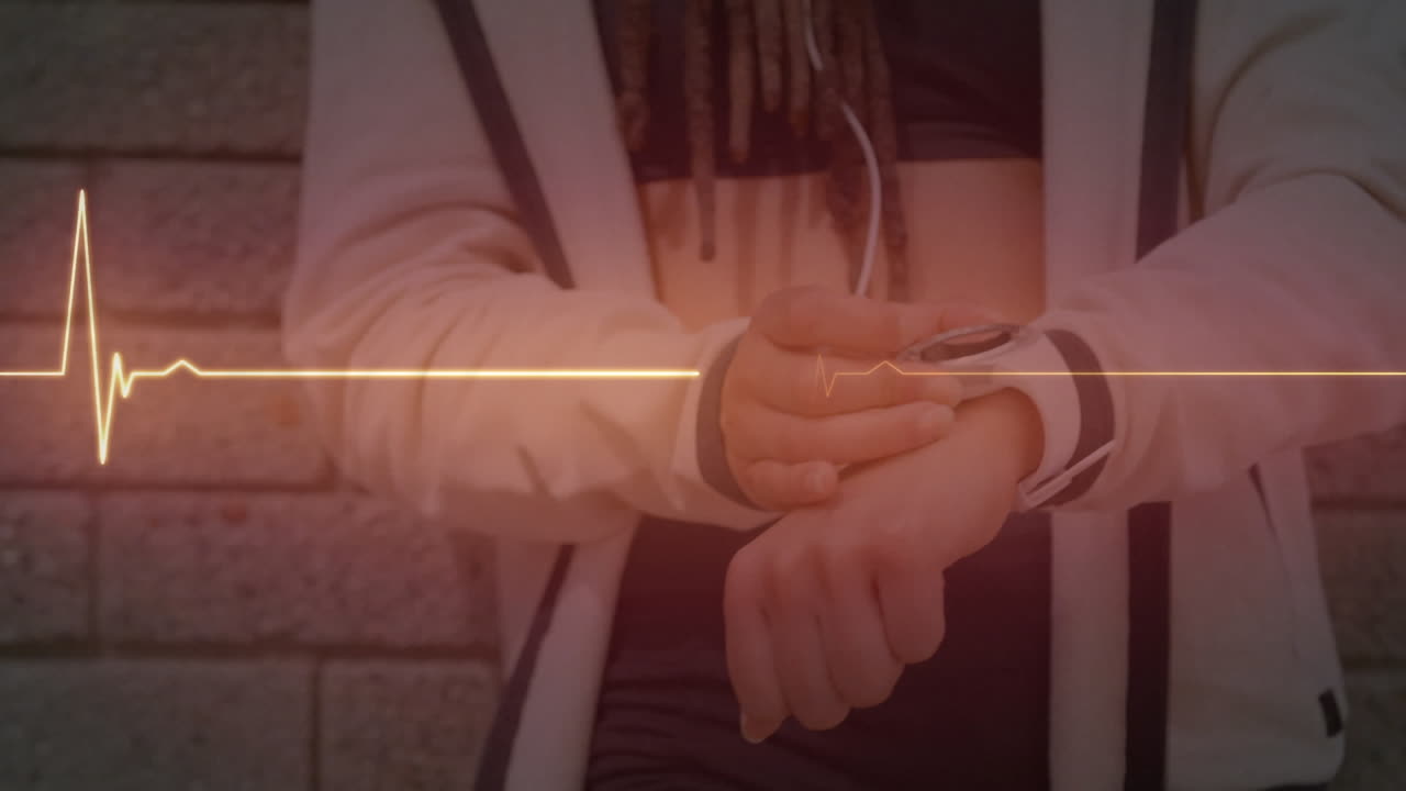 monitor de frecuencia cardíaca rojo brillante sobre la sección media del hombre usando reloj inteligente contra la pared de ladrillo