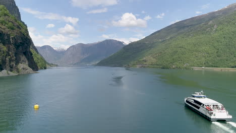 Drohnenaufnahme-Des-Flöm-Fjords,-Touristenboot,-Das-Aufs-Meer-Hinausfährt