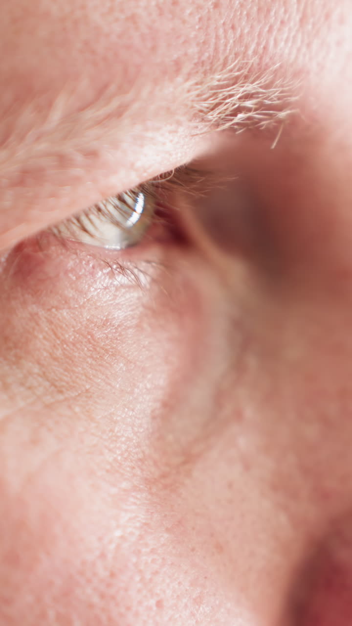 녹색 흐릿한 배경으로 집중력과 긴장을 강조하는 눈을 감은 기술자의 얼굴의 근접 시각