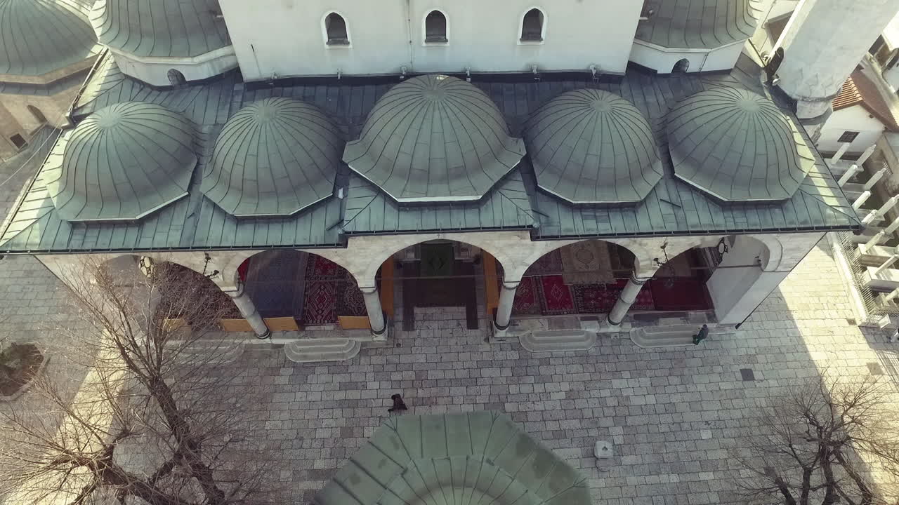 Saraybosna, Bosna Hersek'teki camide bulunan çeşmenin havadan görünümü