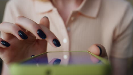 los dedos de la mujer tocando la pantalla táctil en el teléfono inteligente de cerca. la chica marcando el número.