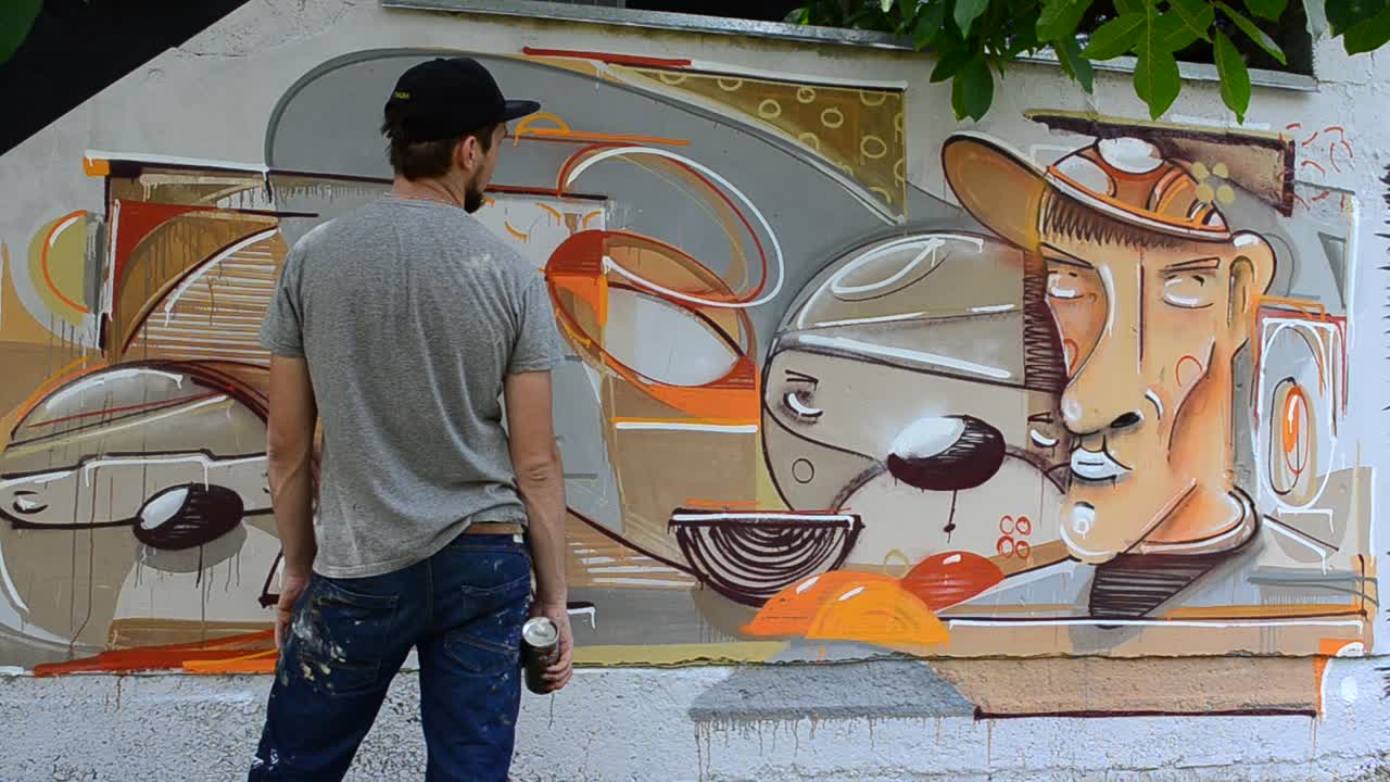 Kunstneren tegner graffiti, bilde av personen med en pipe