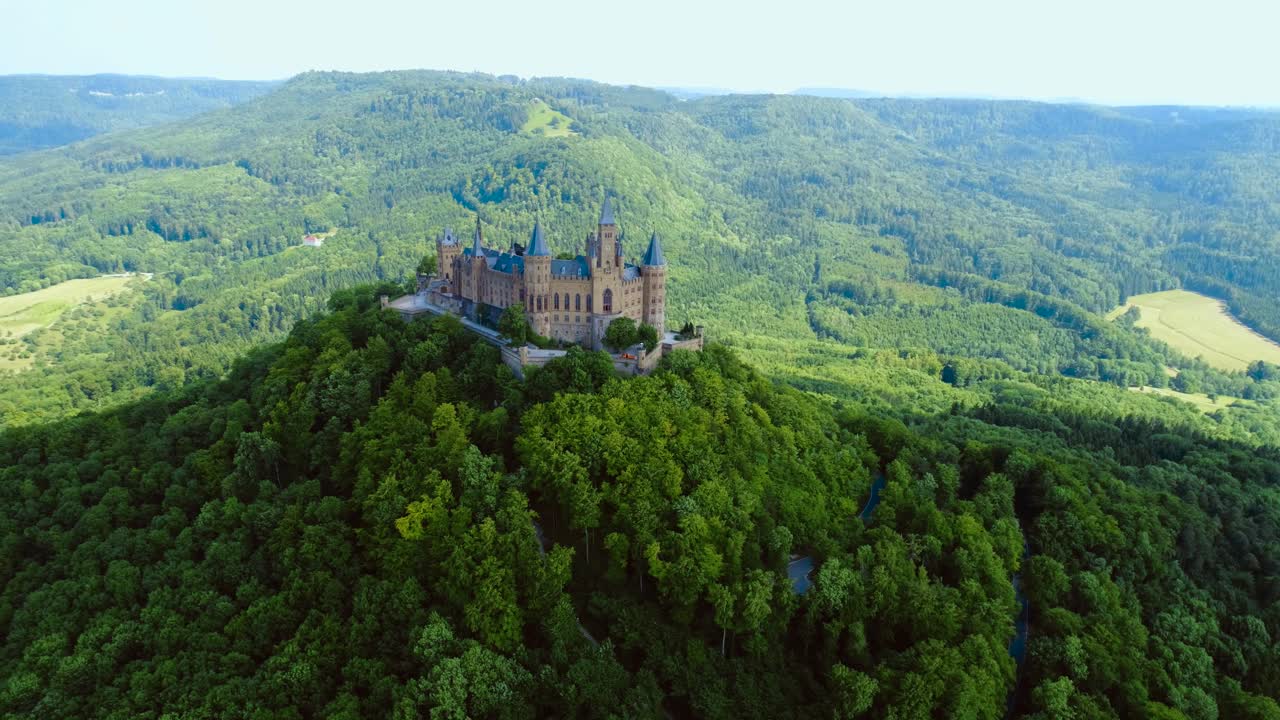 Castello di Hohenzollern, Germania. Voli aerei con drone FPV.