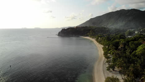 Flug-über-Einen-Strand-In-Thailand-Mit-Nebel-über-Den-Bäumen