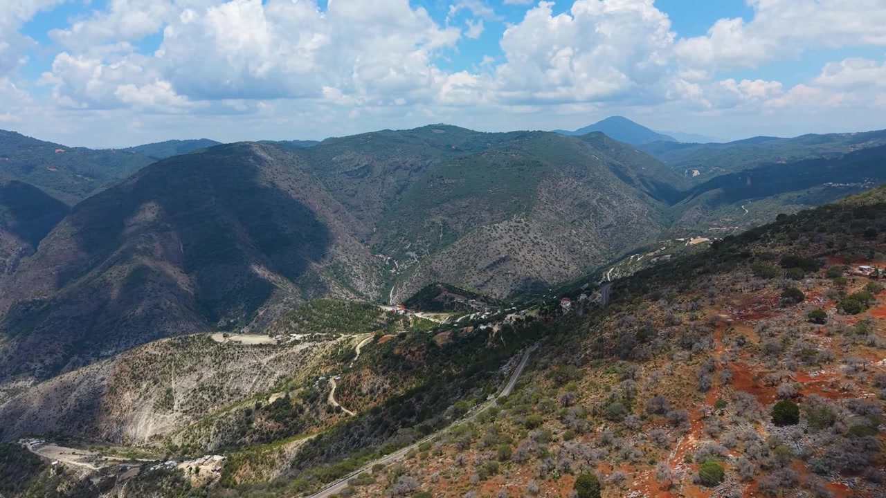 Una vista aerea cinematografica che cattura la topografia aspra ed estesa di un passo di montagna ad alta quota della Sierra Madre.