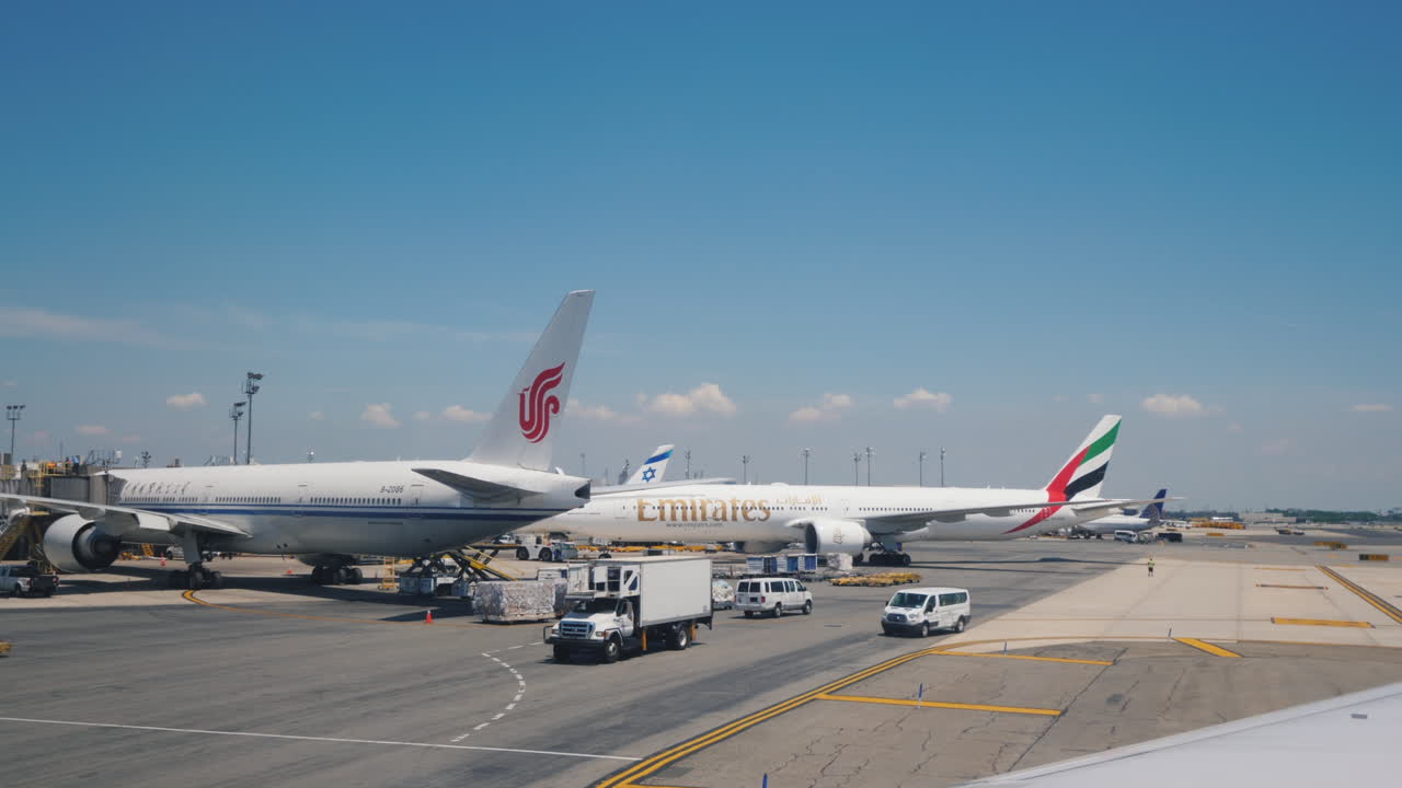 공항에 착륙하는 여객기의 창에서 본 다른 비행기 지상 서비스 및 터미널