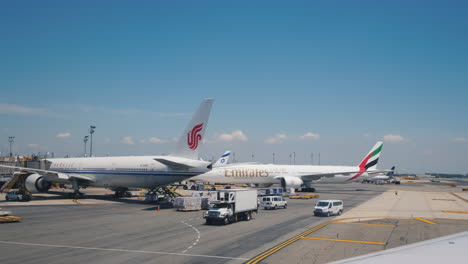 Blick-Aus-Dem-Fenster-Des-Flugzeugs,-Das-Auf-Dem-Flughafen-Landet-Andere-Flugzeuge-Bodendienste-Und-Endstationen