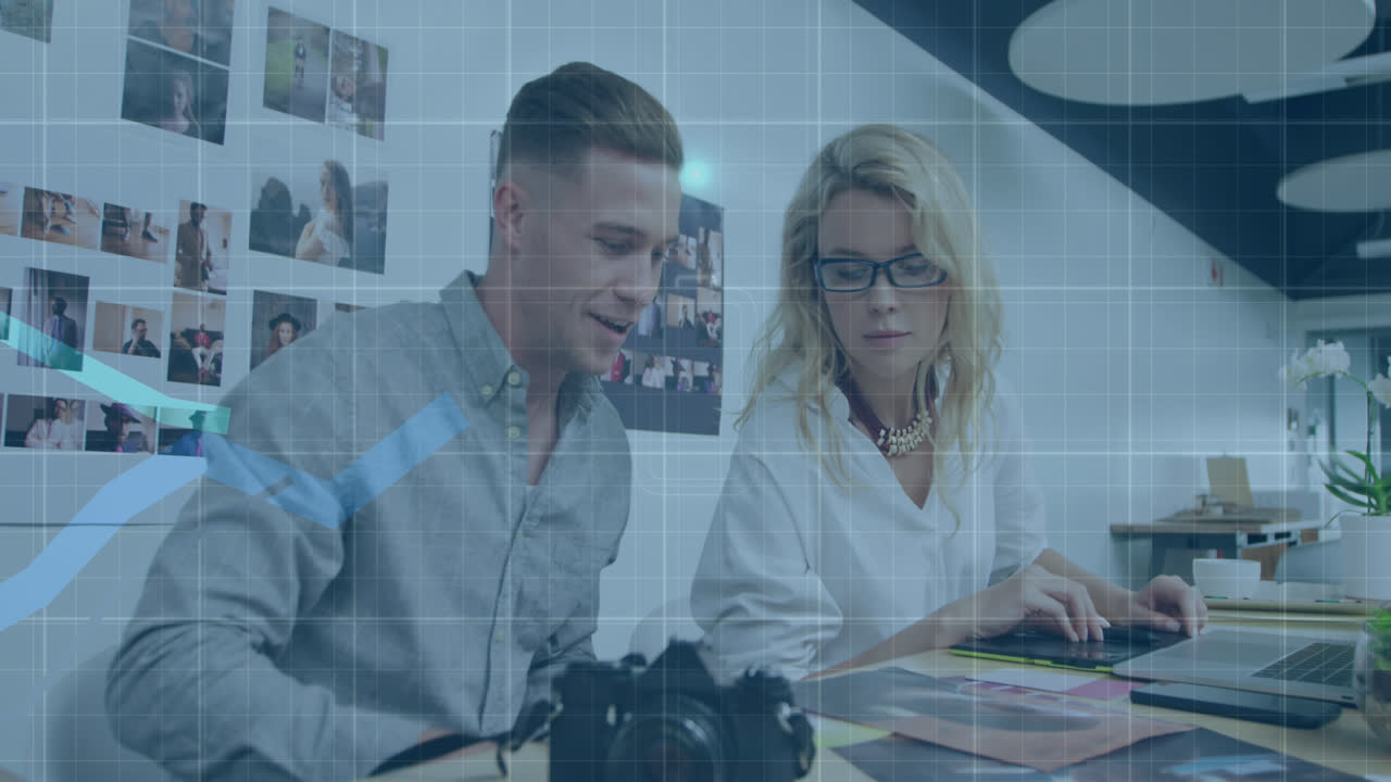 사무실에 있는 코카서스 사업가들에 대한 금융 데이터 처리의 애니메이션