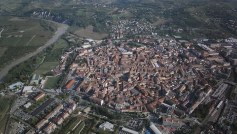 Hiperlapso-Aéreo-Girando-Alrededor-Del-Centro-De-Alba,-Italia,-Durante-La-Feria-De-La-Trufa