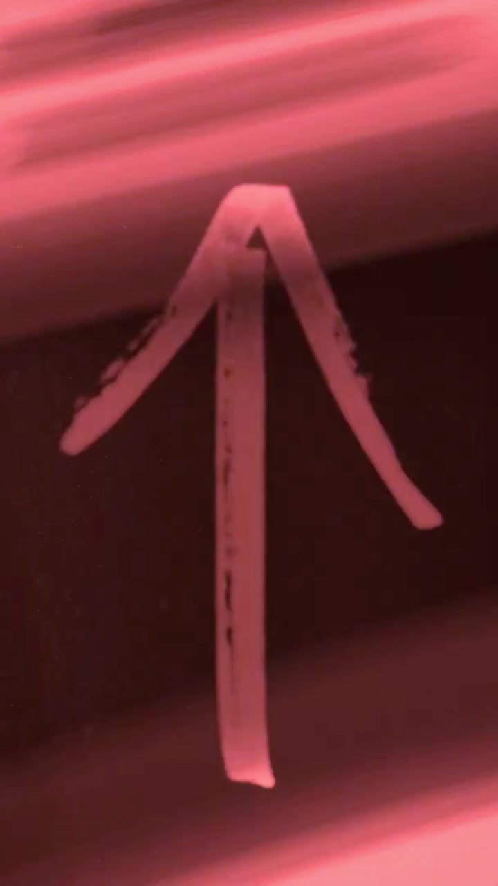 Scie luminose astratte rosa e forme geometriche