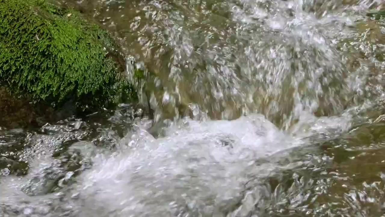 Acqua che scorre da un forte ruscello, cascata rilassante, acqua fresca