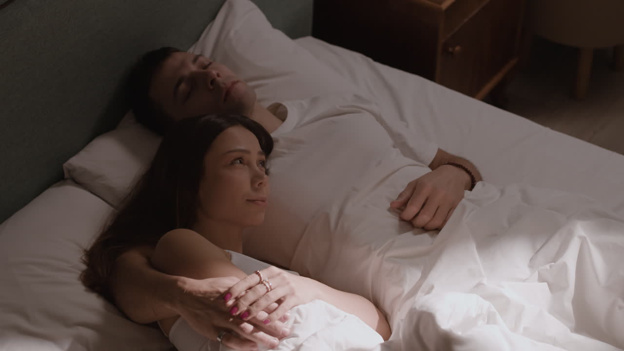 부부는 침대에서 자 고