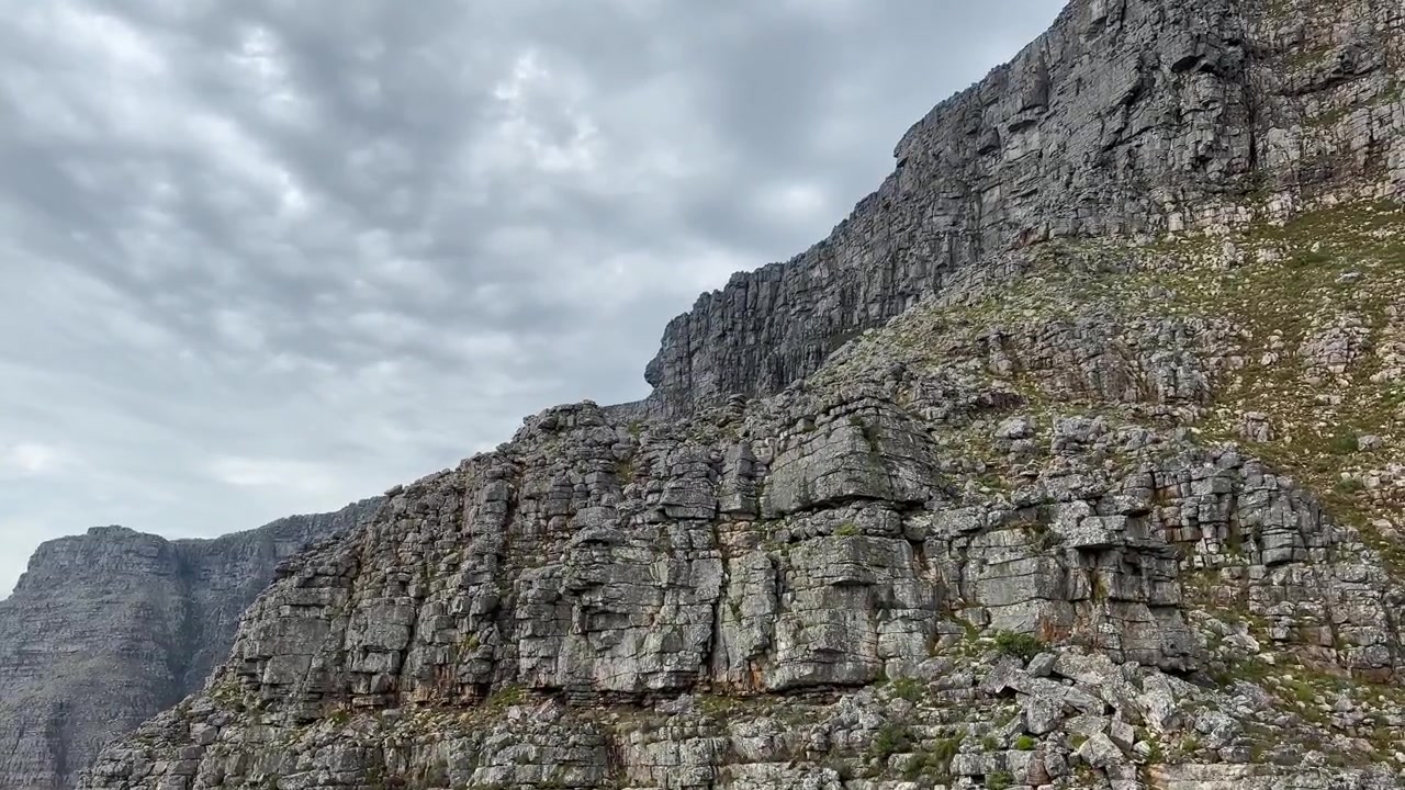 Udsigt fra en kabelbanevogn mod en klippefyldt bjergvæg på Taffelbjerget. Cape Town, Sydafrika
