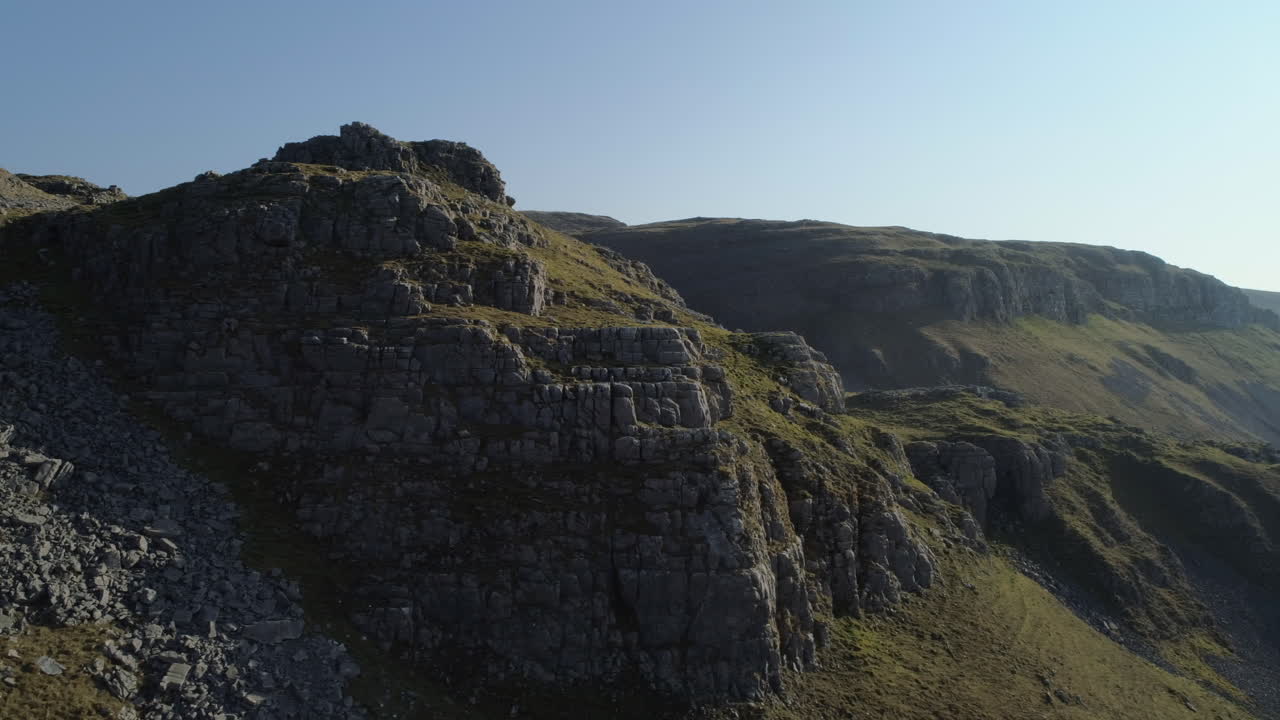 toma aérea de drones girando alrededor de warrendale nudos yorkshire dales campo hierba y colinas rocosas en un día soleado de verano reino unido