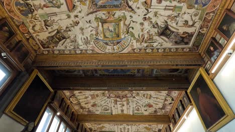 arte detallado del techo en la galería uffizi de florencia