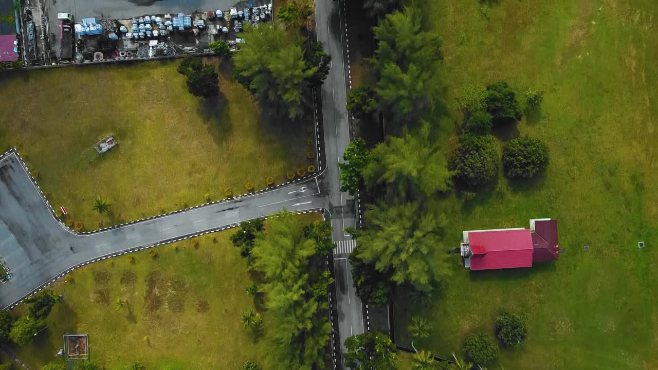야자유 공장 폐수 거주지의 영화적 드론 영상은 인도네시아에 있는 야자나무 삼림 벌채로 둘러싸인 건물, 주택, 주요 도로 및 인프라로 구성되어 있습니다.