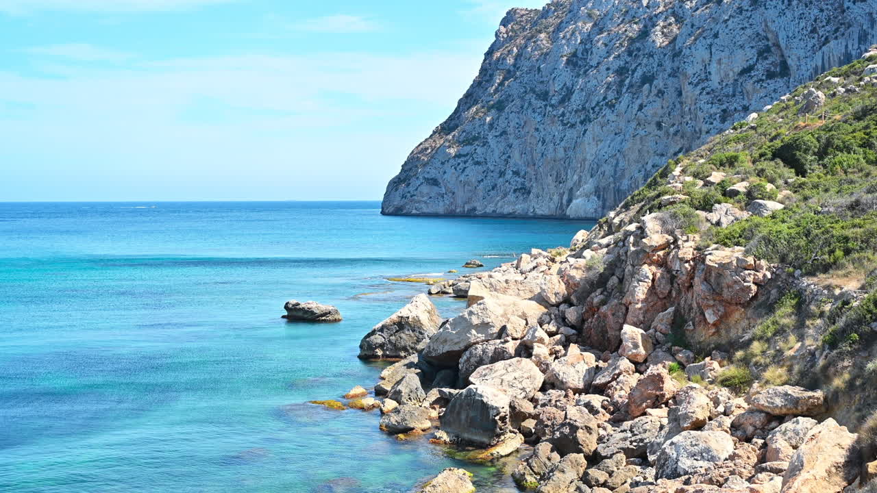 Movimento tra gli alberi della foresta fino al mare blu in Spagna
